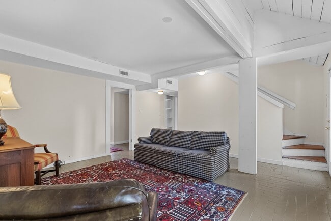 Building Photo - 303 Henderson St