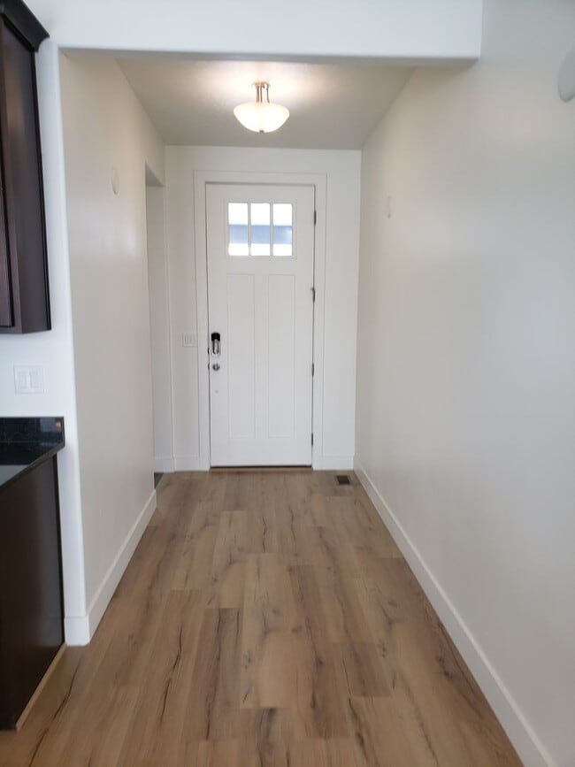 Building Photo - Trails and more at this Harvest Park Home in Mapleton!!