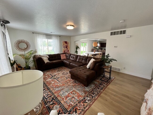 Building Photo - 2049 S Meadow Marsh Dr