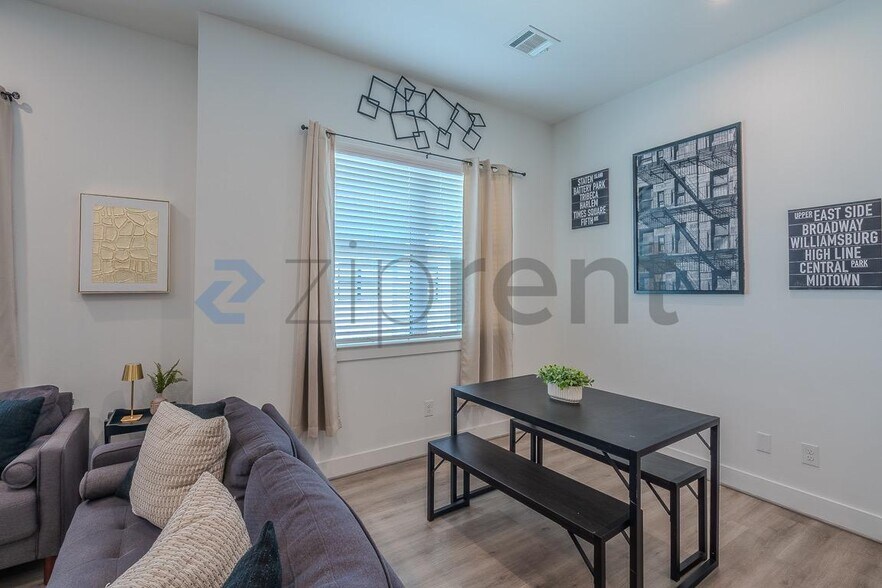 Building Photo - Unit B