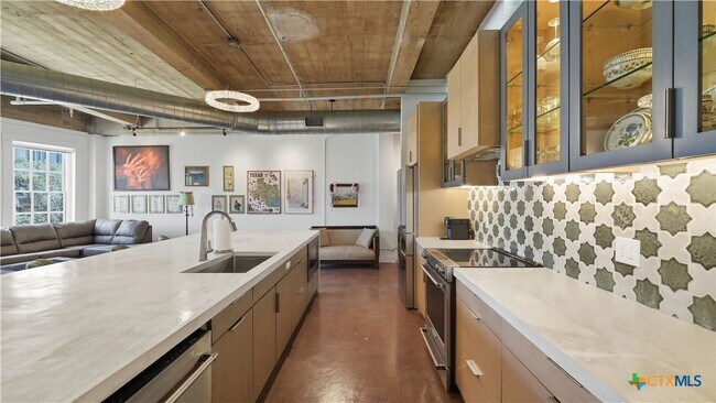 Building Photo - 222 Losoya St