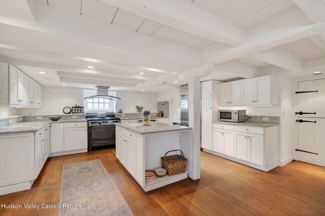 Building Photo - 48 Oak Rd