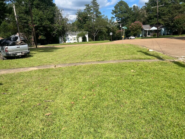 Building Photo - 3701 Northview Dr