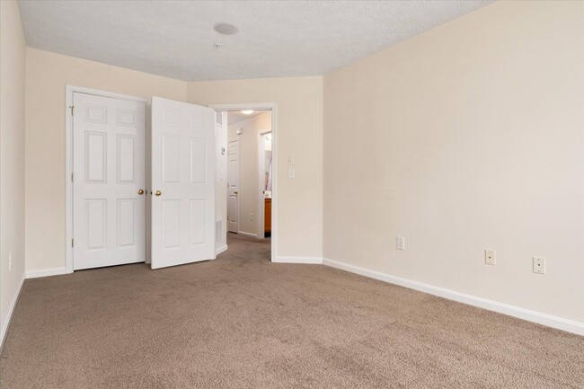 Building Photo - Beautiful End-Unit Townhome for Rent