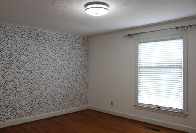 Building Photo - Spacious 4-Bedroom Home in Desirable Walnu...