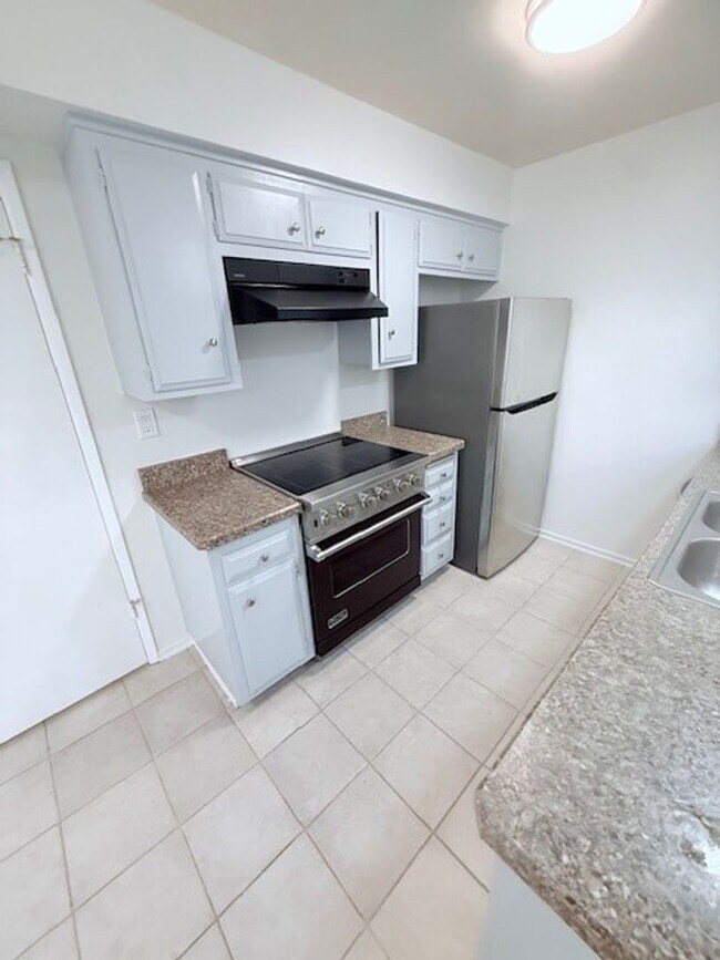 Building Photo - Hidden Valley Townhome Available