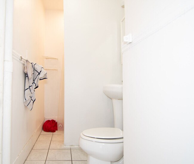 Building Photo - Great BU two bedroom, high ceilings, great living room