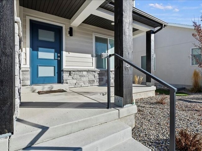 Building Photo - West Joran 3 bed 2 bath family home