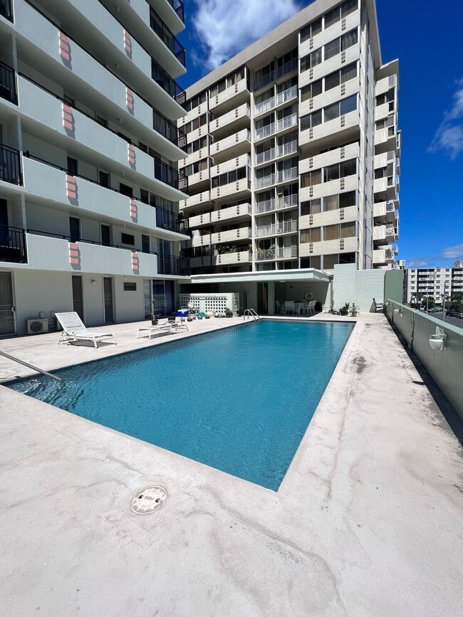 Building Photo - 1 bedroom, 1 bath, 1 covered parking!