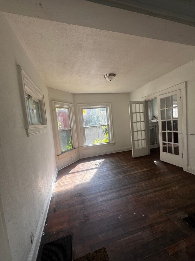 Building Photo - 5 Bedroom 2 bath