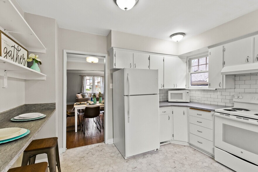 Kitchen (south) - 307 E 29th Ave