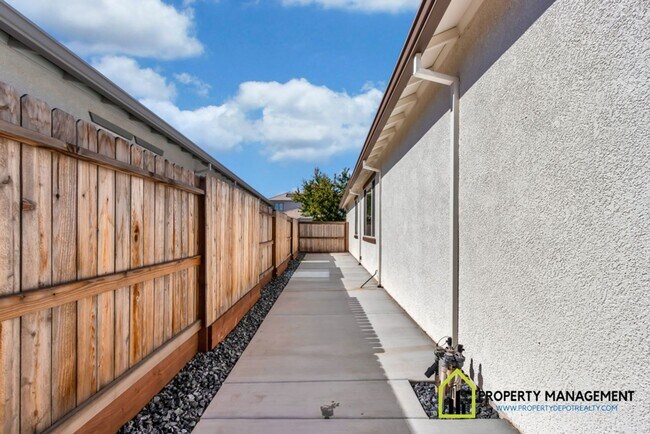 Building Photo - Vineyard Creek-Former Model Home