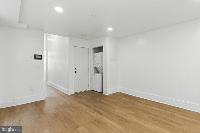 Building Photo - 1637 W Girard Ave