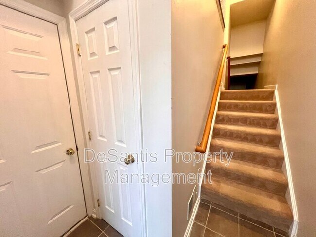 Building Photo - 945 Montclair Dr