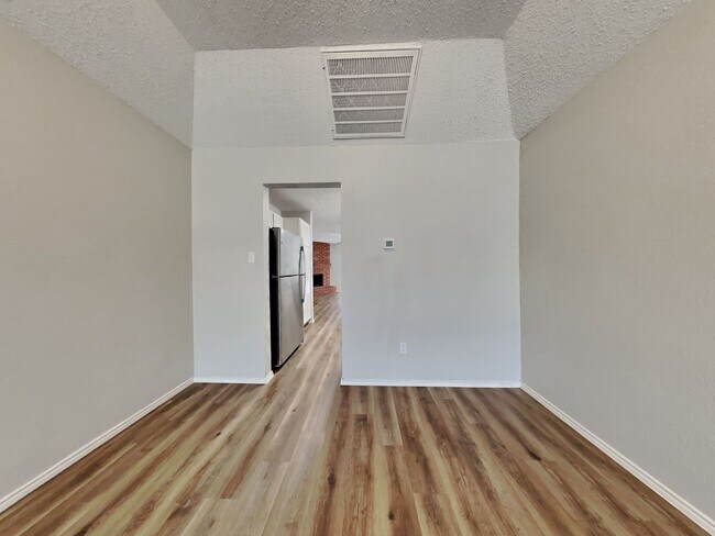 Building Photo - Charming 3BR Home for Rent in Hillside Heights, Dallas TX | Vaulted Ceilings | 2-Car Garage | Pet...