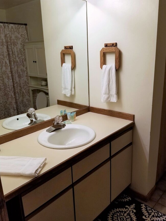 Building Photo - Long Term Rental- Cedar Lodge 207
