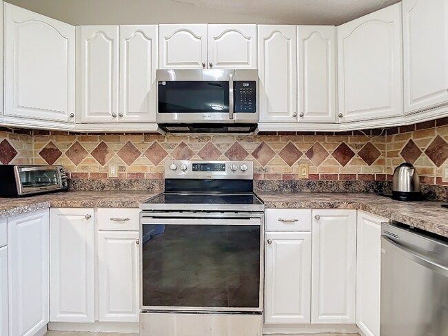 Building Photo - 3255 Jamestown St