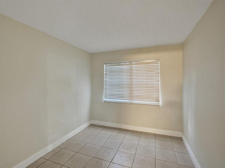Building Photo - 4205 N University Dr