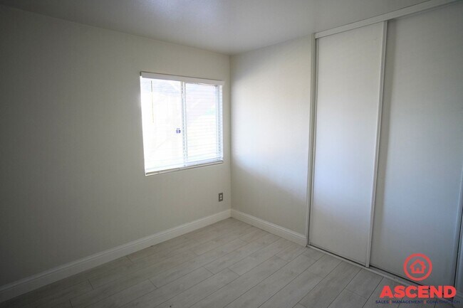 Building Photo - Charming 3 Bed 2.5 Bath Home Located Off of White Lane and Gosford!