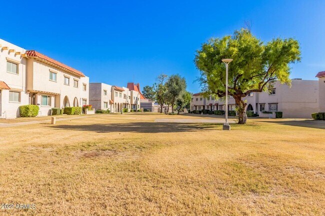 Building Photo - Great Location in Scottsdale!  2 bedroom, 1.5 bath, community pool