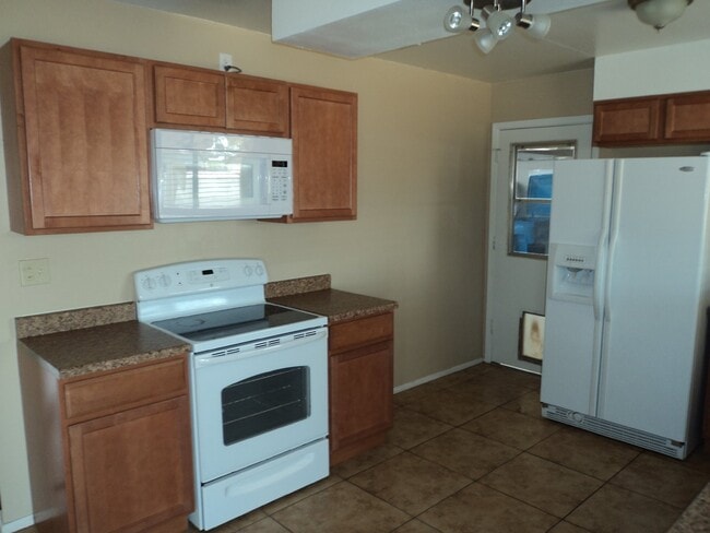 Building Photo - Freshly painted and ready for new occupant...