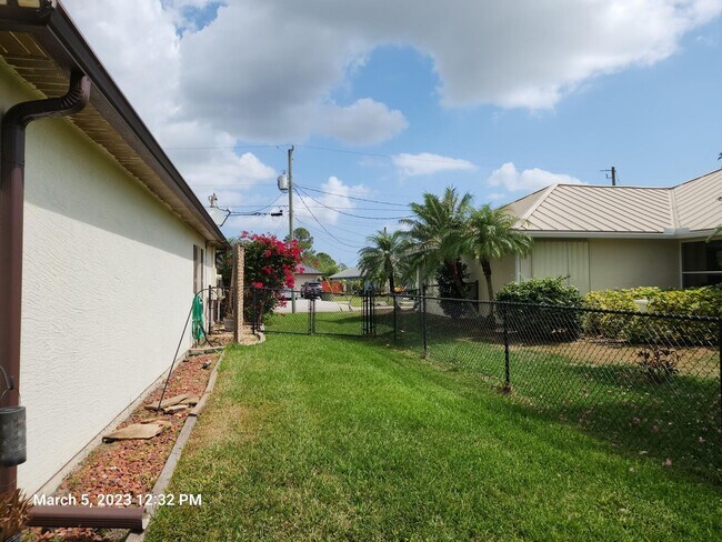 Building Photo - 3672 SW Carmody St