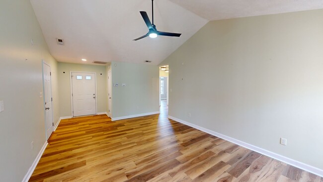 Building Photo - $300 OFF First Month's Rent! 3 Bedroom Ran...