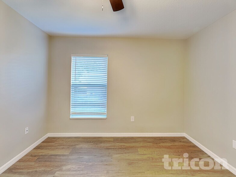 Building Photo - 864 Vanderbilt Dr