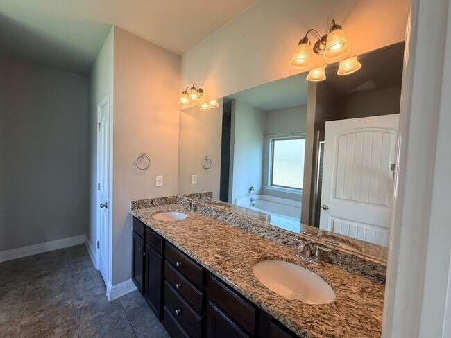 Building Photo - 2492 Bentridge Dr W
