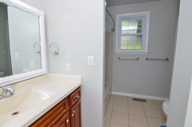 Building Photo - 815 Neartop Dr
