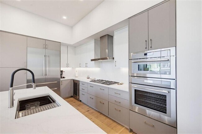 Building Photo - 2425 Peachtree Rd NE