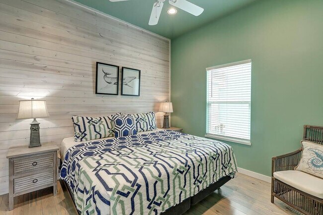 Building Photo - 1924 Eleventh Street-SI ID1023215P