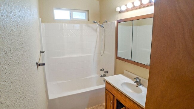 Building Photo - Charming Pet Friendly, 3-Bedroom 1-Bath, p...
