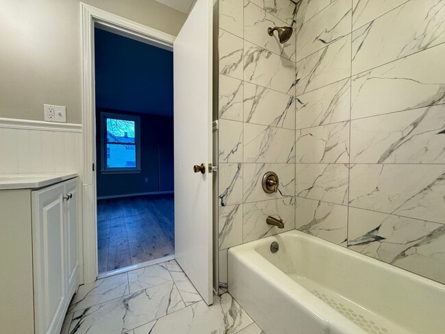 Building Photo - 372 Rubber Ave