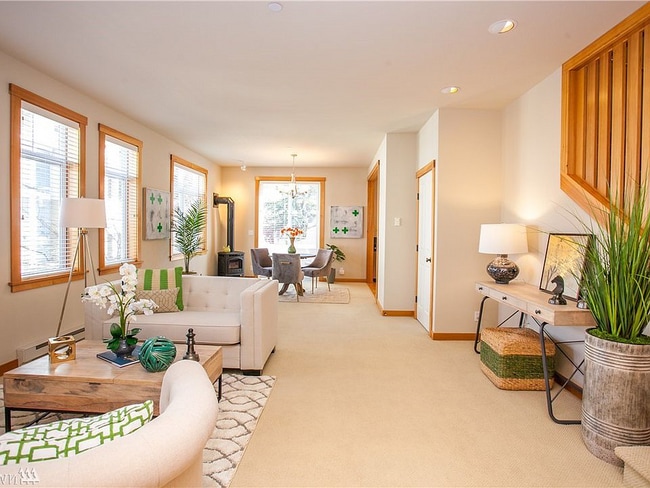 Building Photo - Nice Spacious Bainbridge Condo in heart of downtonw
