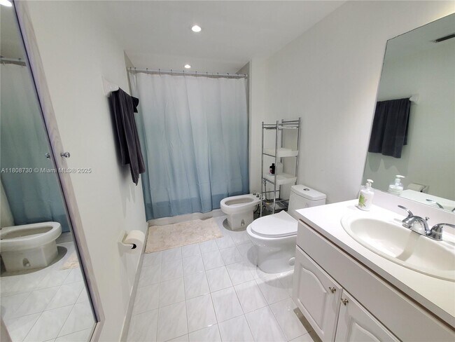Building Photo - 2642 Collins Ave
