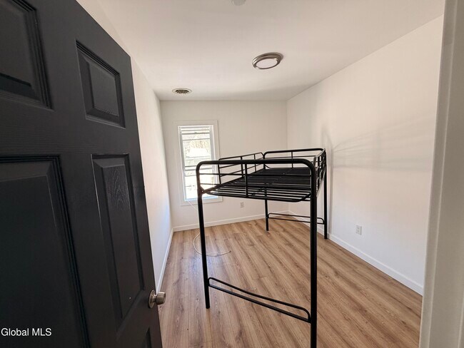 Building Photo - 8 Gardiner St