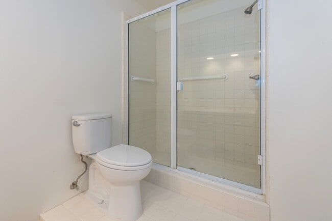 Building Photo - Spacious Downtown 2 bed/ 2.5 bath Condo - 2 blocks from Cottage!