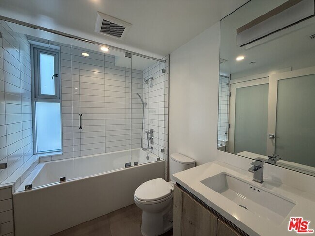 Building Photo - 8210 Fountain Ave