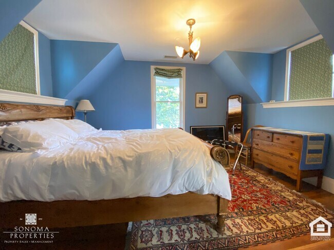 Building Photo - Stunning Furnished Eastside Home