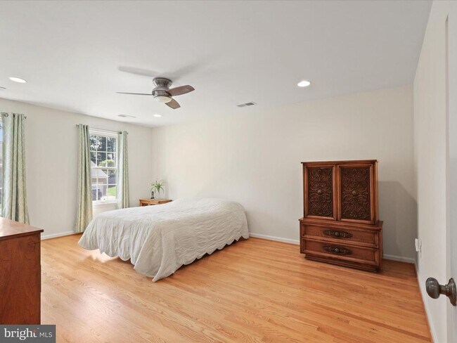 Building Photo - 9715 Ceralene Dr