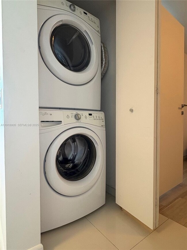 Building Photo - 1300 Brickell Bay Dr