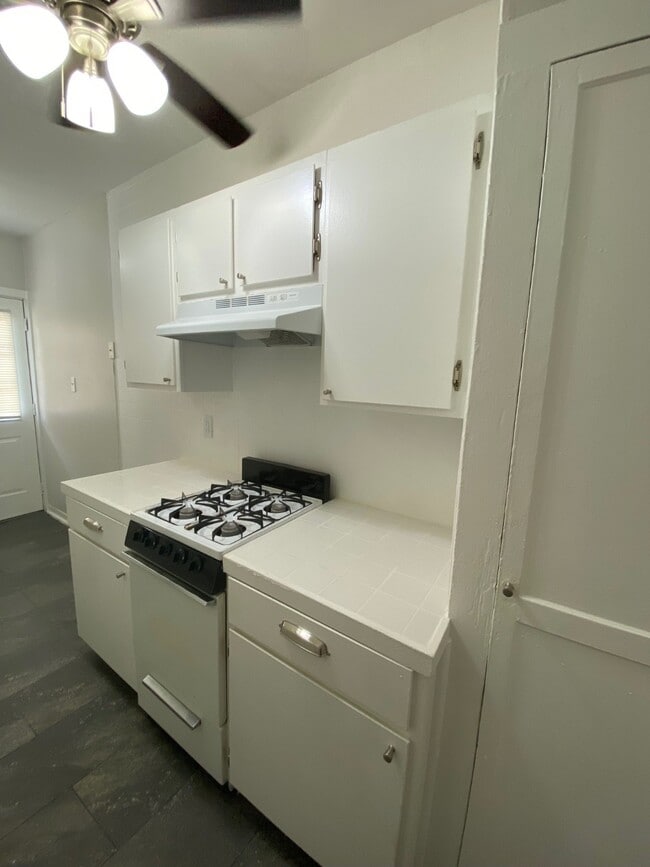 Building Photo - 419 W Polk St