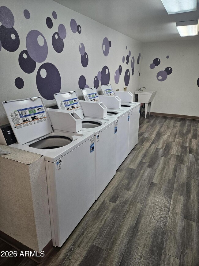 Building Photo - 521 E Bethany Home Rd