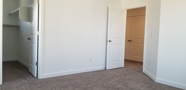 Building Photo - 3 Bedroom Town Home in Herriman Available ...