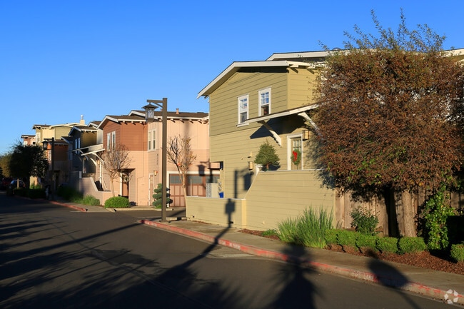 Building Photo - Valley Oak Villas