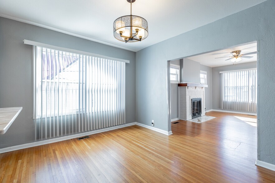 Building Photo - 2107 Oak St