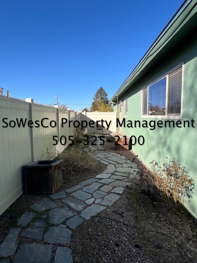 Building Photo - FULLY FURNISHED  3 Bedroom 2 Bath 2 Car Garage - 3 Month Minimum