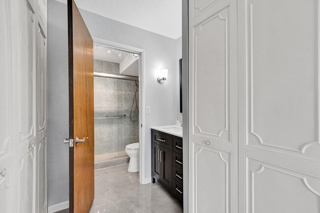Building Photo - 3750 Inverrary Dr