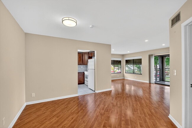 Building Photo - 5040 Rose Hill Dr